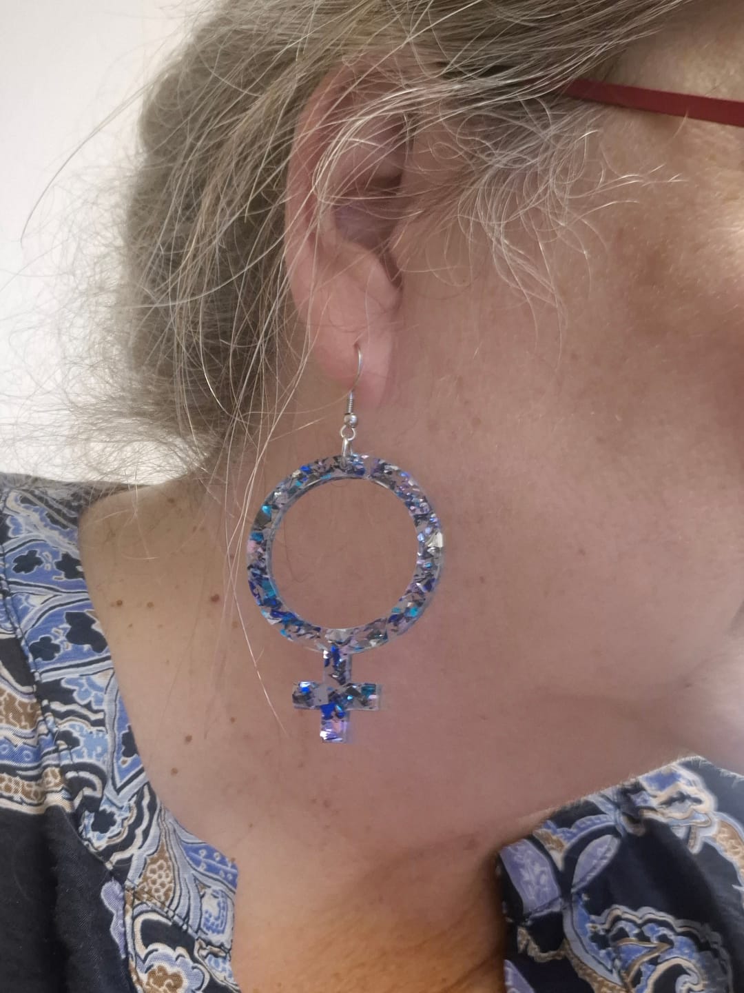 Customer photo review of Örhängen Feminist Svart | Rino