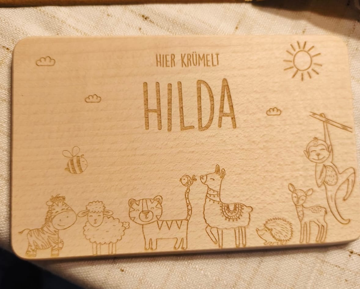 Customer photo review of Frühstücksbrettchen Holz personalisiert Fröhliche Tierfamilie