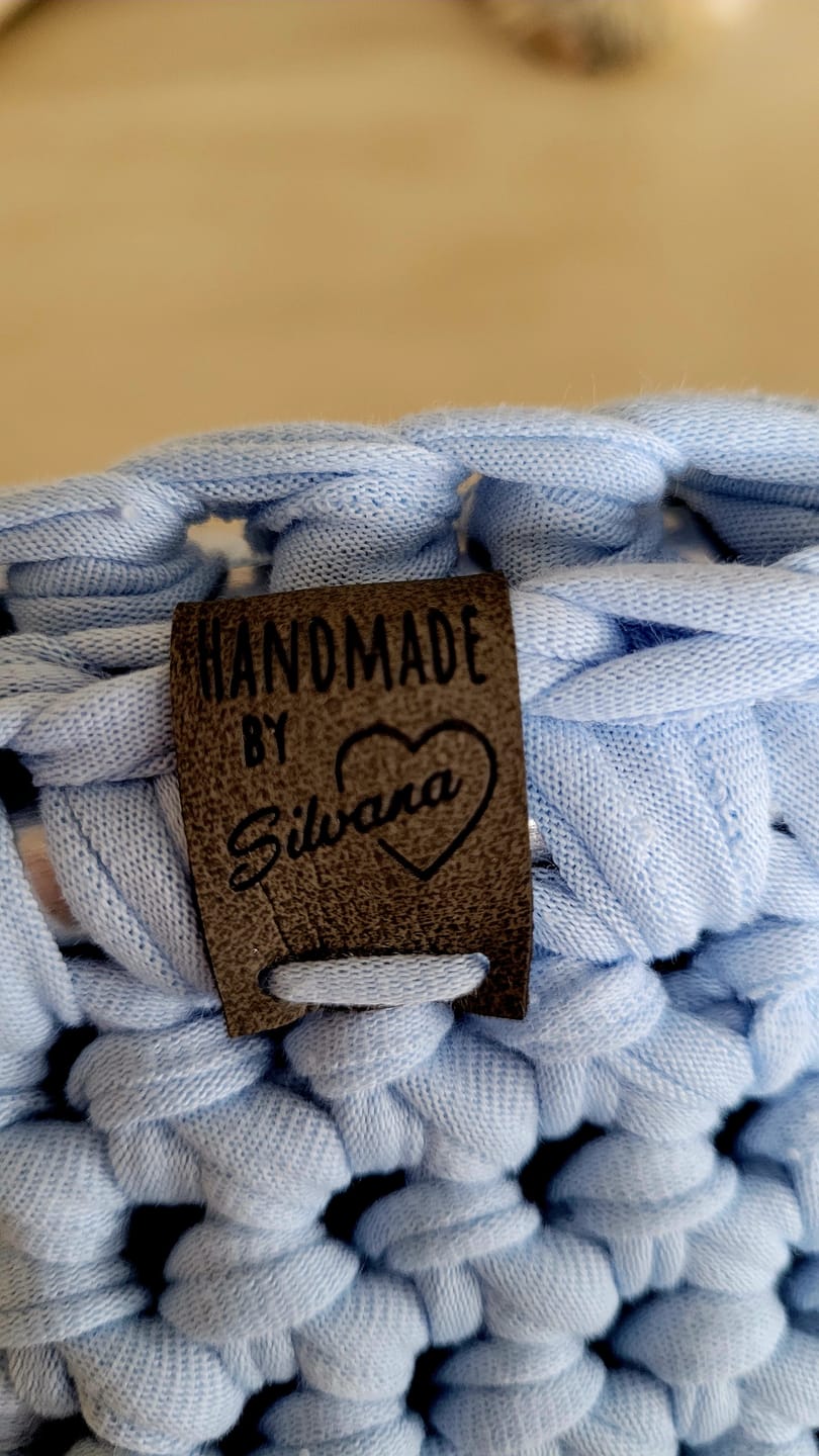 Customer photo review of Personalisierte Faltlabels aus Kunstleder - 60 x 20 mm - Labels mit Wunschname