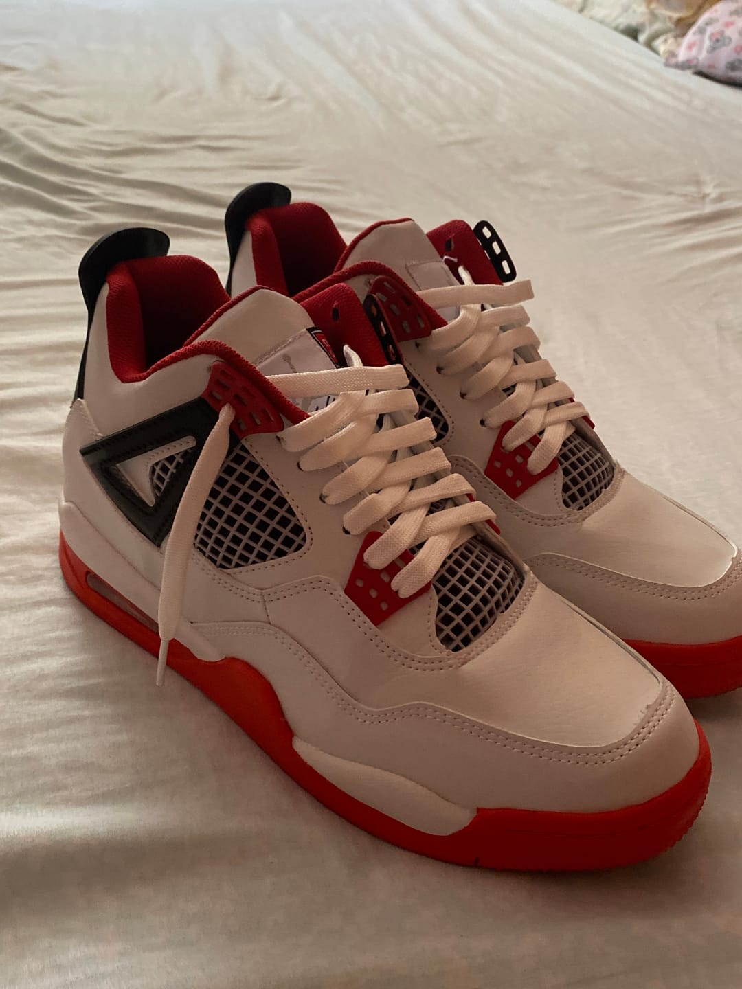 Customer photo review of Tenis Retro 4 Blanco Rojo