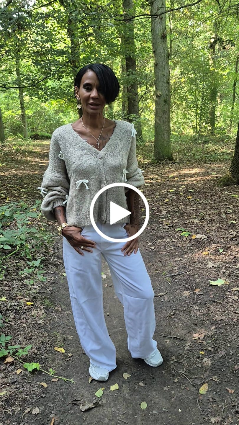 Customer video review of Oversize Mini Schleifen Cardigan
