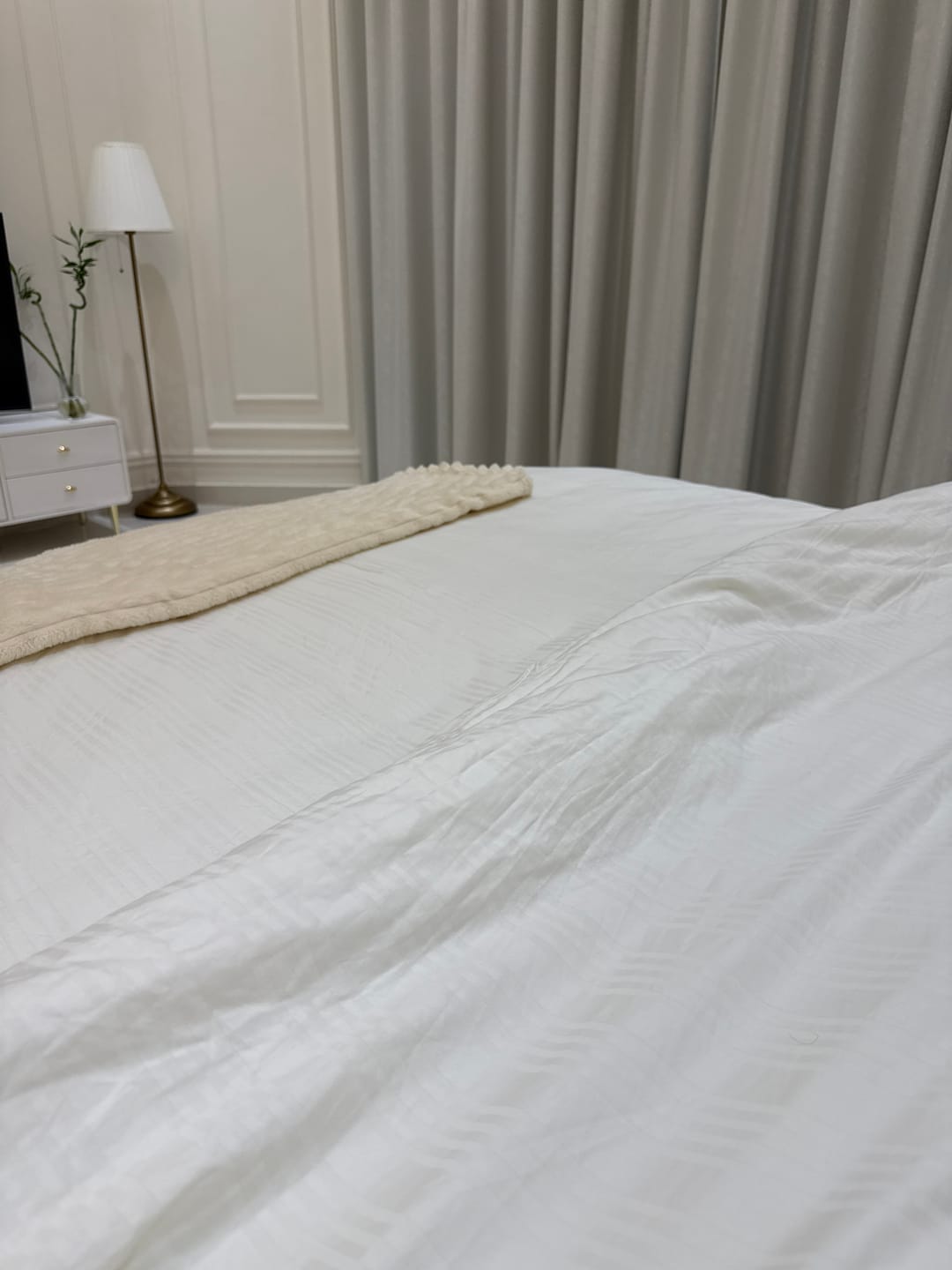 Customer photo review of Damask Hotel Comforter Set Super King Size