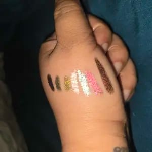Customer photo review of Eyeliner Glow Melt-On Resistente All'Acqua Effetto Multicromatico