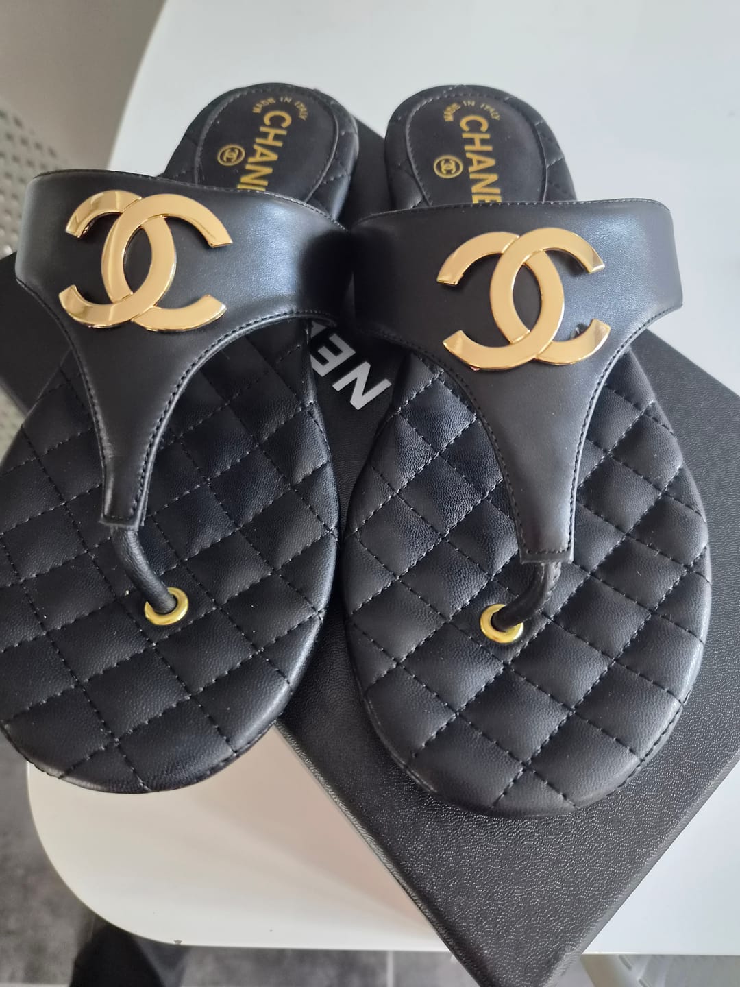 Customer photo review of CC 26s Thong Sandals Black Sheepskin 648259
