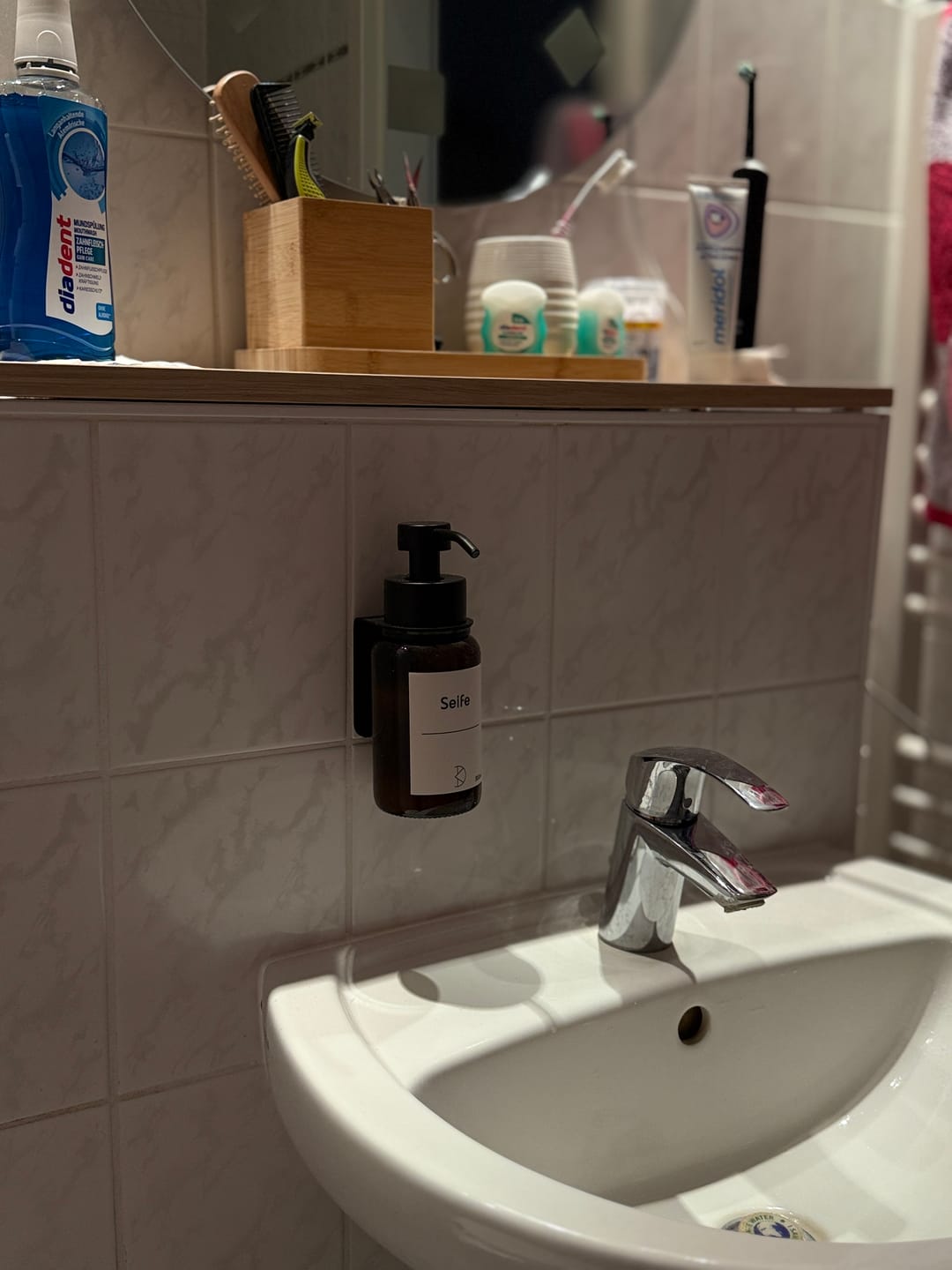 Customer photo review of Premium Seifenspender Wandhalterung | 300ml Braunglas & Edelstahl | Ohne Bohren