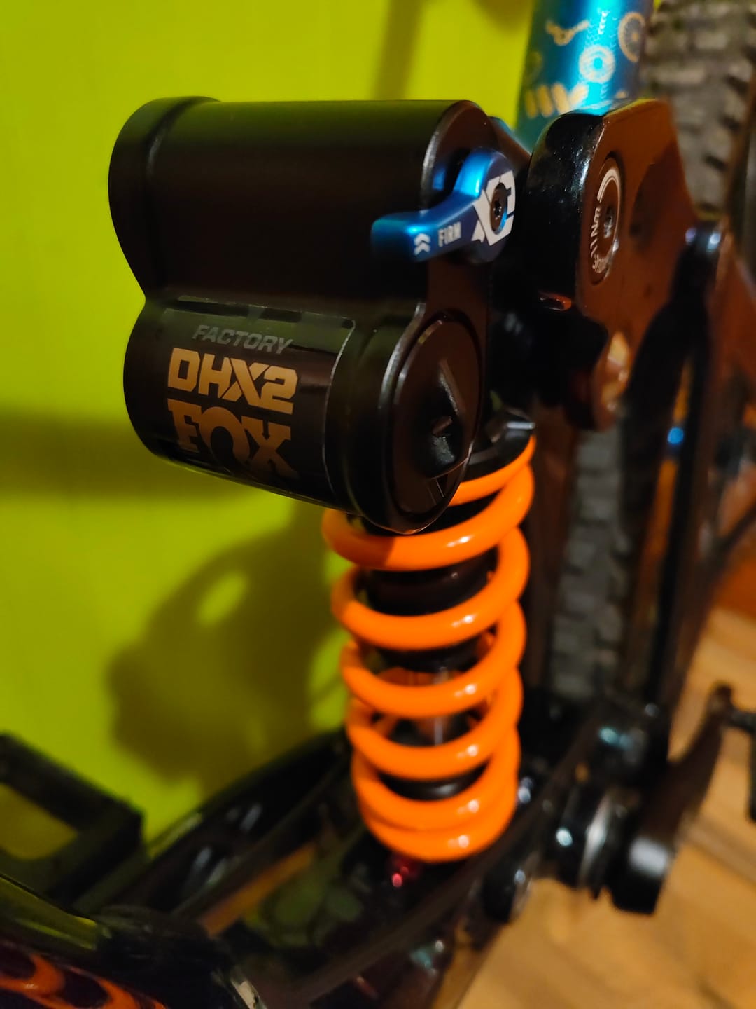Customer photo review of Shock Fox DHX2 2026 F-S 2pos-Adj Neutral Logo Trunnion 205x60