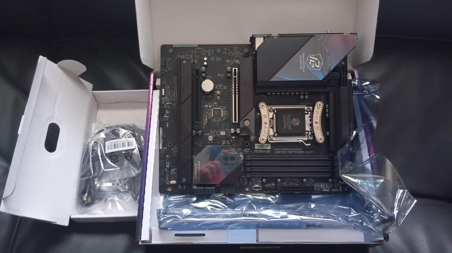Customer photo review of Tarjeta Madre ASRock X870 Riptide WiFi AMD X870 AM5 DDR5 ATX