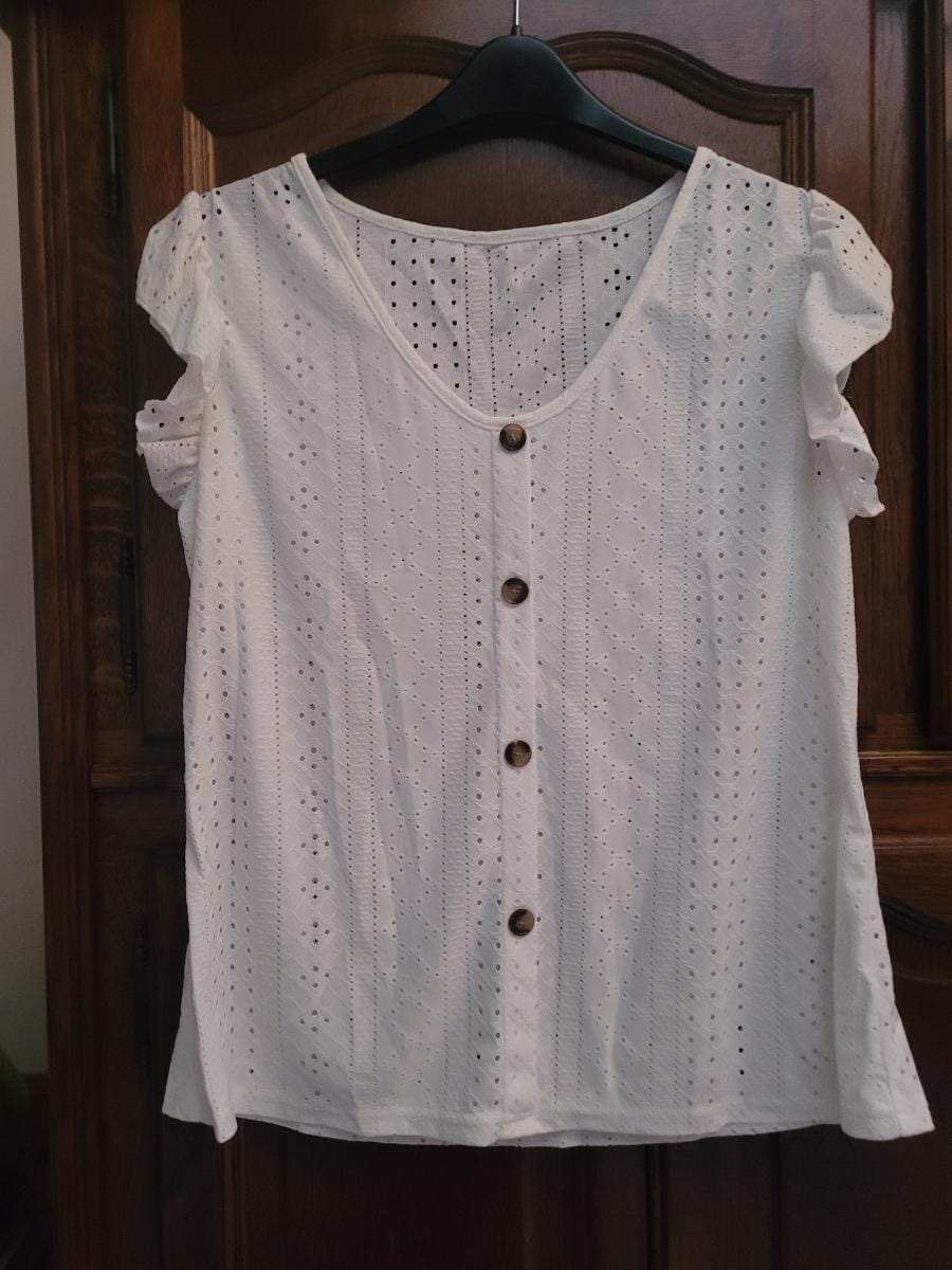 Customer photo review of Blouse ajourée boutonnée à manches en dentelle