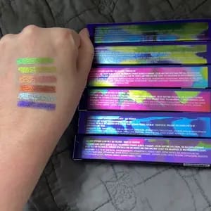 Customer photo review of Eyeliner Glow Melt-On Resistente All'Acqua Effetto Multicromatico