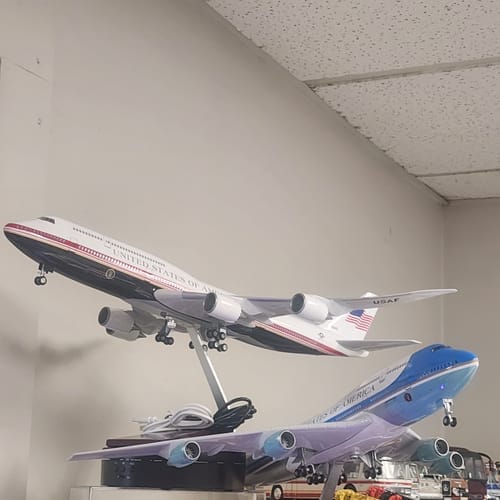 Customer photo review of Air Force One Boeing 747-8 (VC-25B) Presidential Aircraft Model Scale 1:150 | 47 cm (18.5 in) | Premium Resin Collection