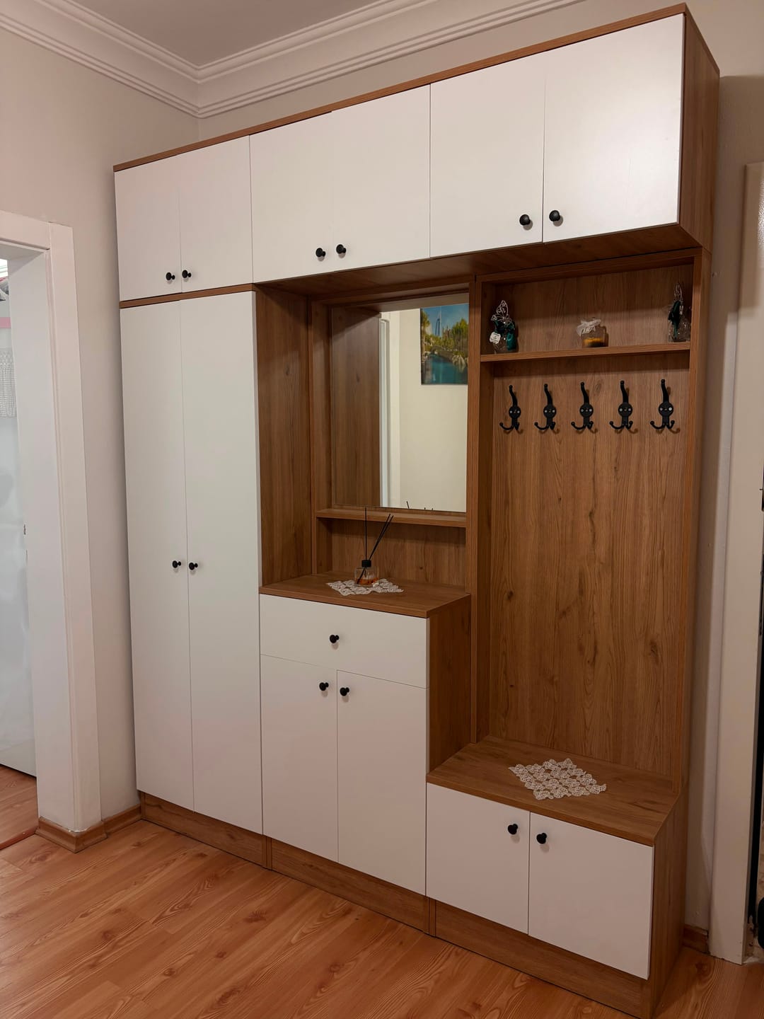 Customer photo review of Rani EA108 Portmanto Çekmeceli Aynalı Askılı Vestiyer Sepet Ceviz - Beyaz
