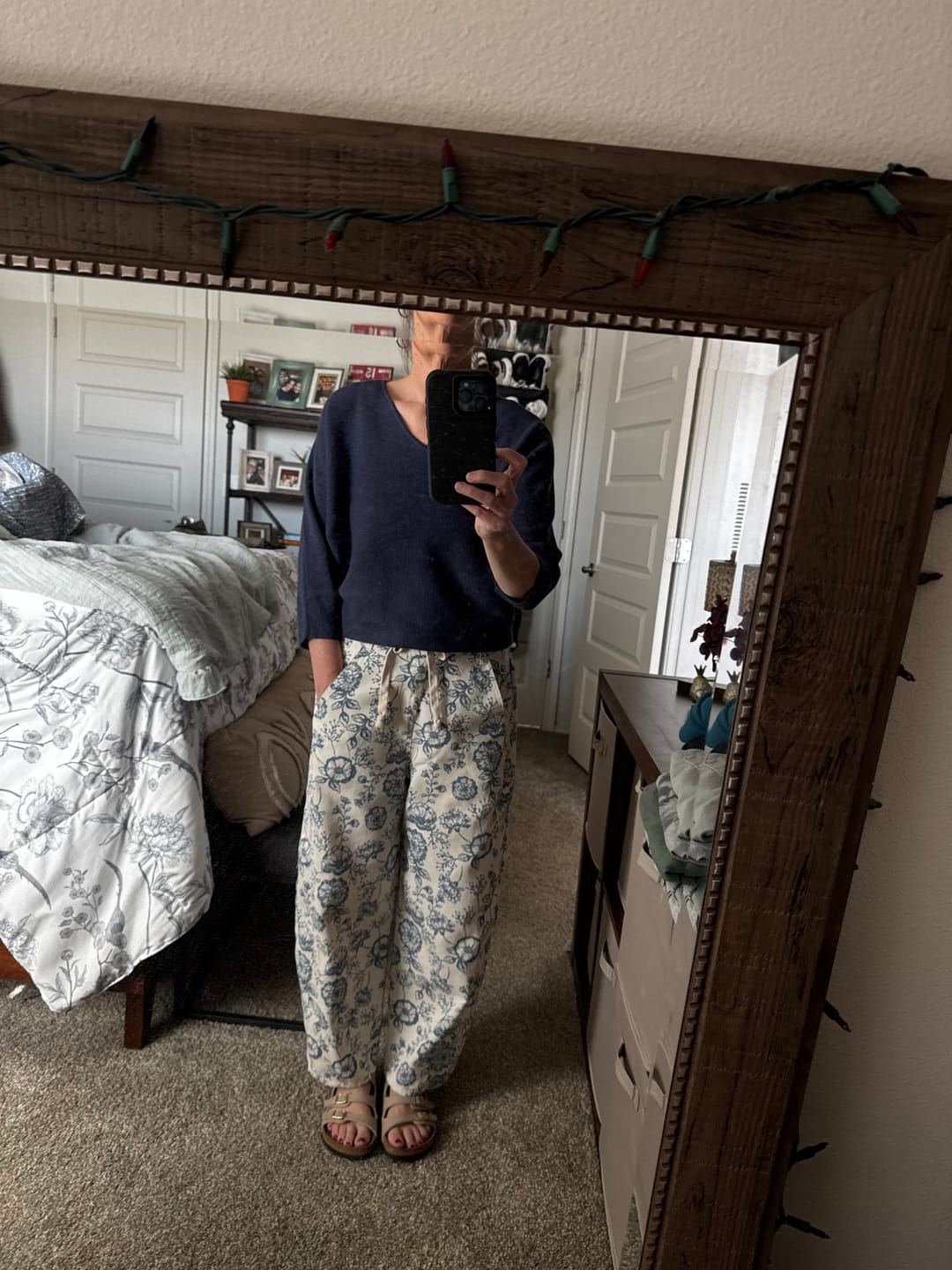 Customer photo review of Shiloh Floral Printed Cropped Straight-Leg Pants