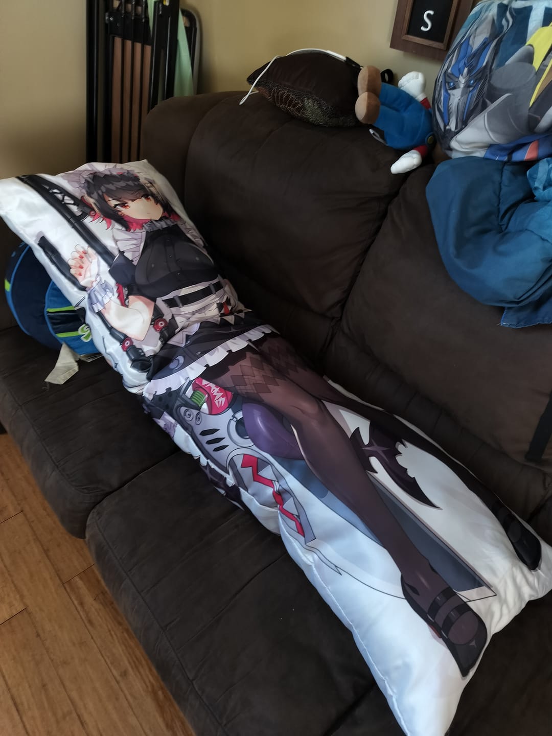 Customer photo review of Ellen Joe Dakimakura by Maltytown