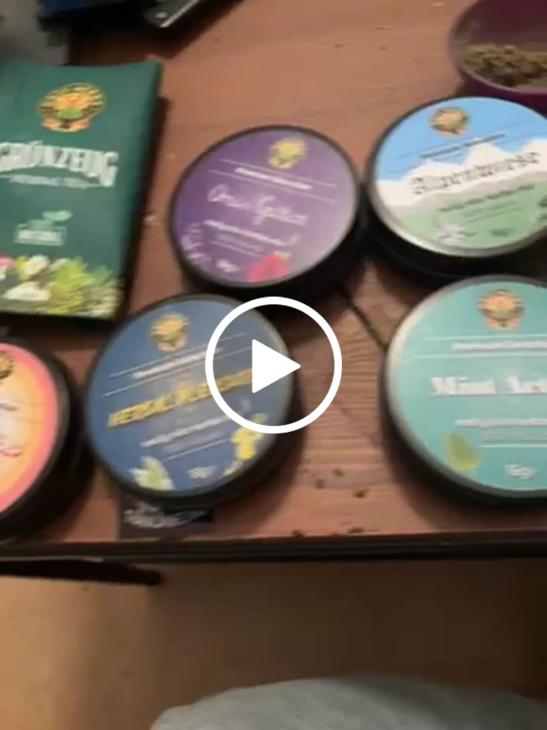 Customer video review of *LIMITIERT* Summer Vibes 16g Kräutertee-Mischung mit fruchtiger Grapefruitschale & Erdbeerblätter (in der Dose)