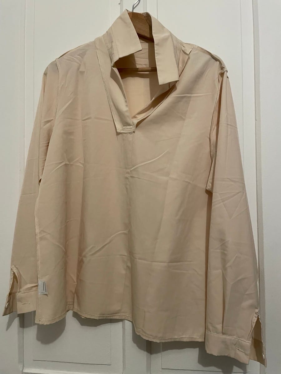 Customer photo review of Blouse élégante à col chemise et détail bijou