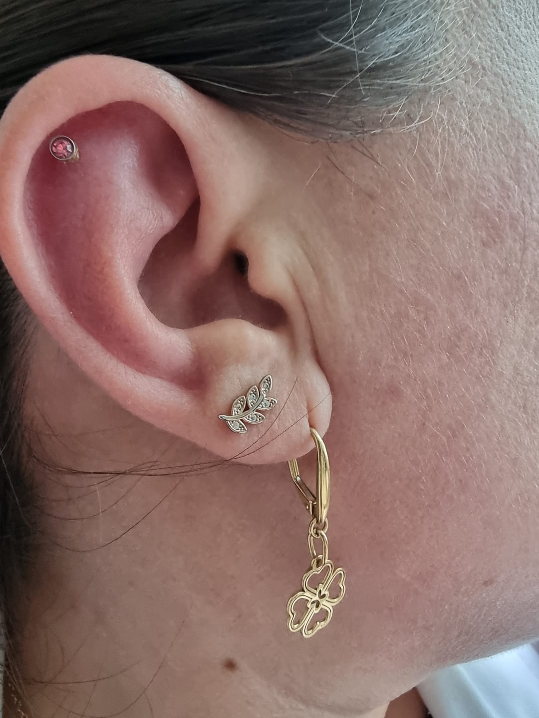 Customer photo review of Piercing Hojita de Laurel Rosca Plana