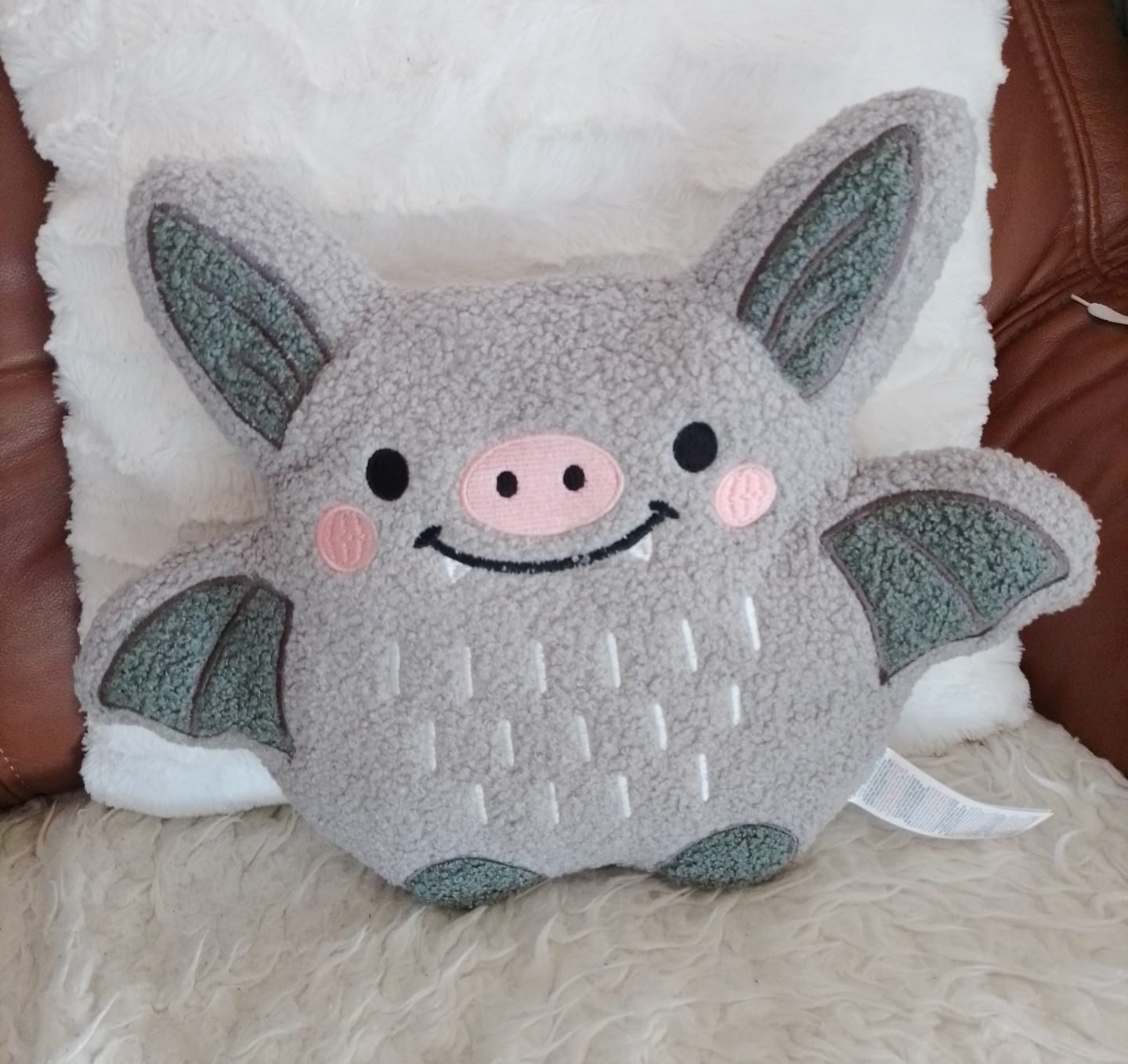 Customer photo review of Fledermaus Kissen Bouclé – Kuscheliges Dekokissen für spooky Stimmung