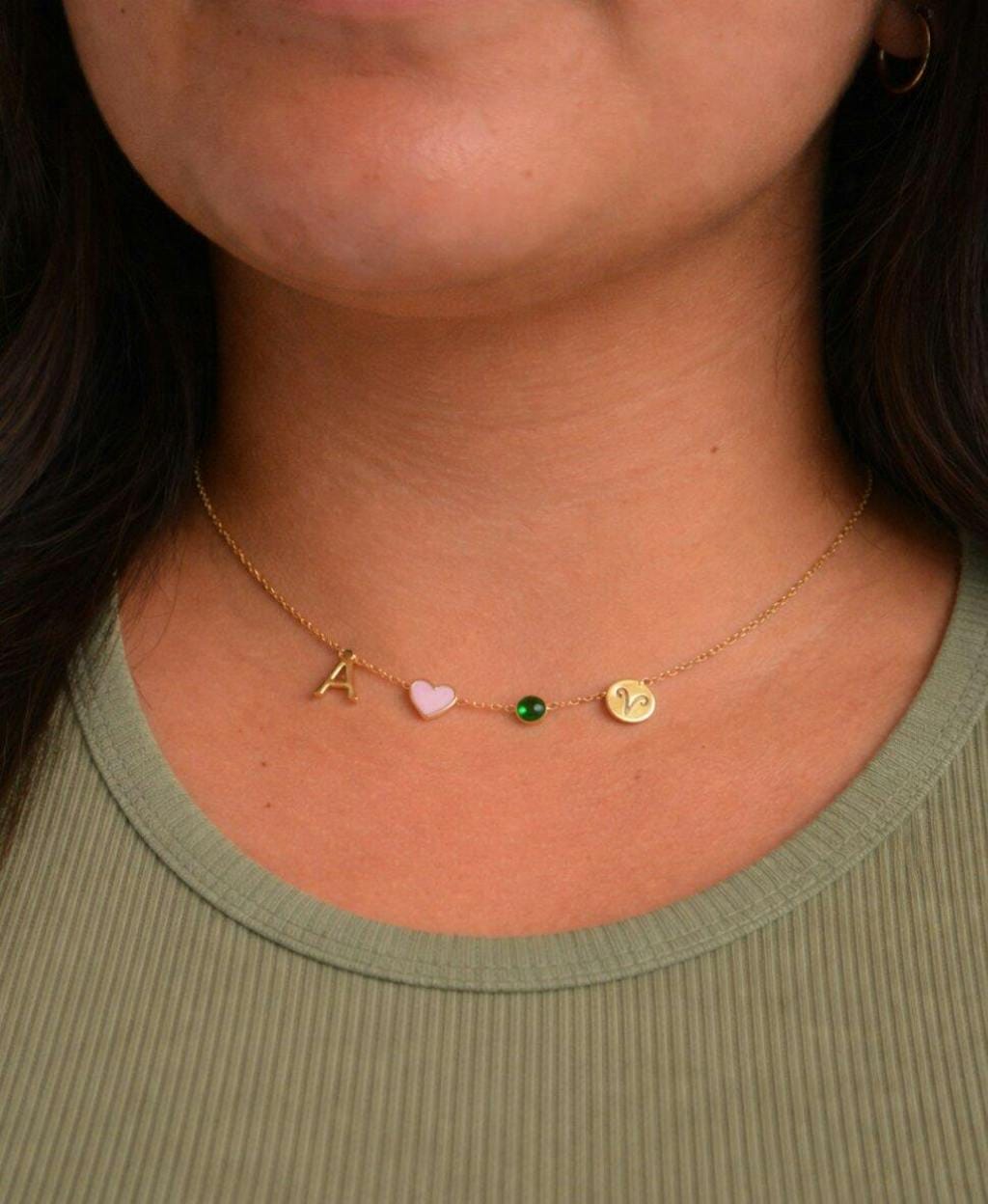 Customer photo review of Colar de Inicial, Coração, Pedra Natal e Signo