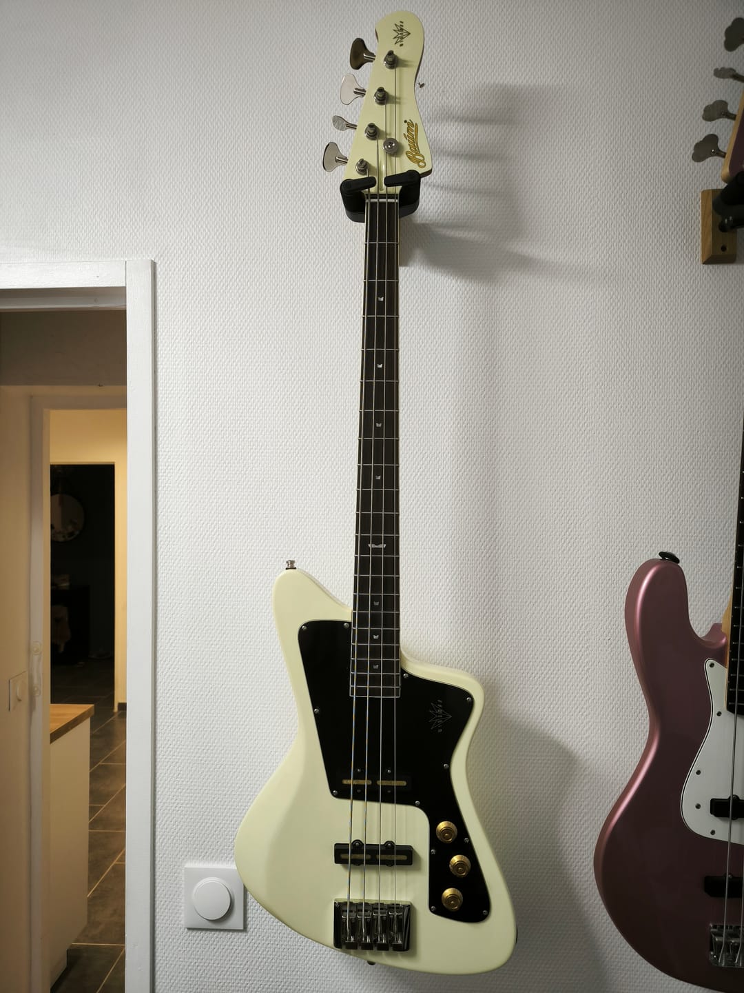 Customer photo review of Wingman Bass - Vintage White