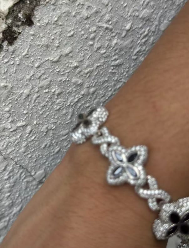 Customer photo review of 15MM 19MM S925 Silver Colored VVS Moissanite 4-Leaf Clover Infinity Link Bracelet