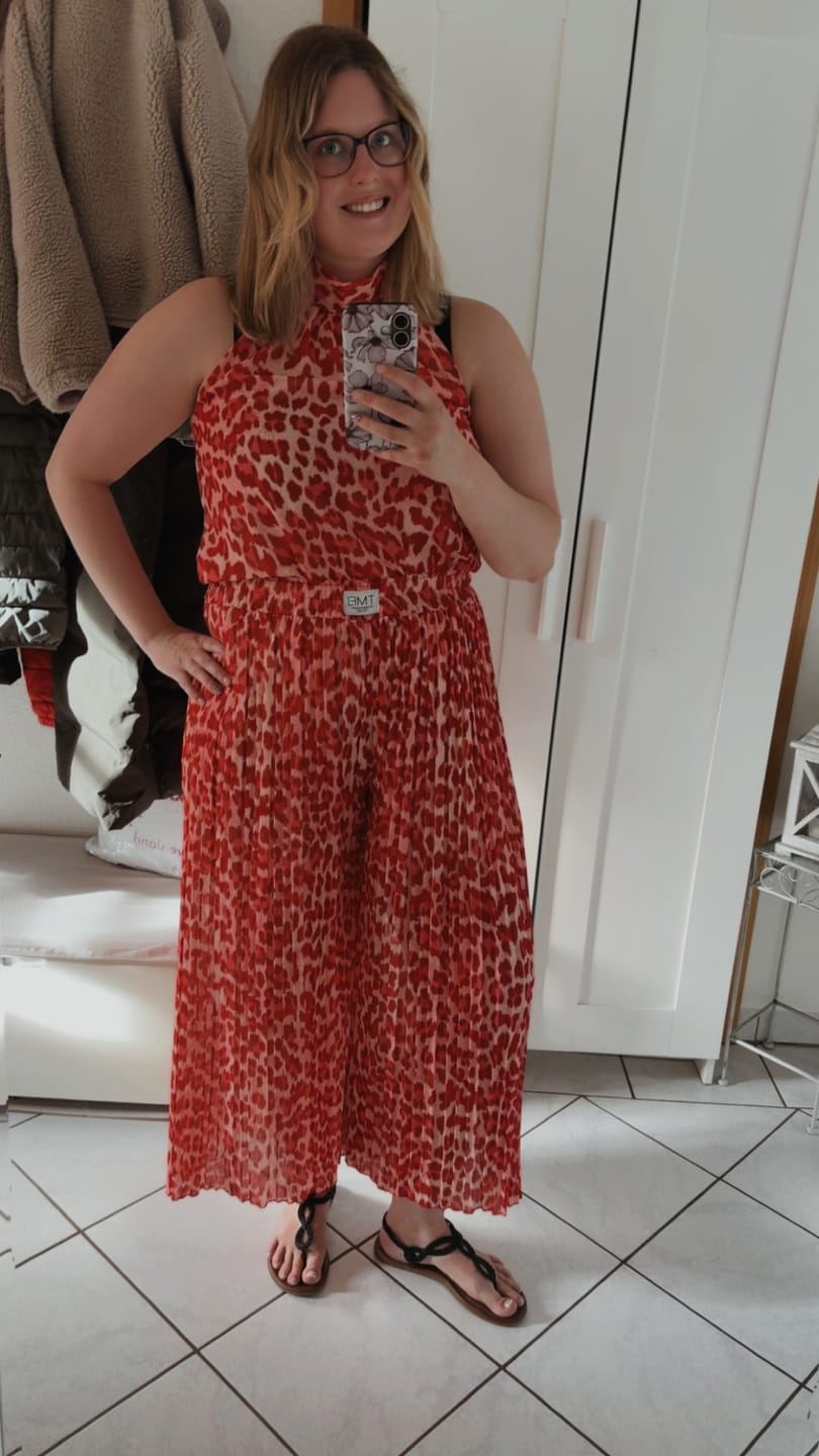 Customer photo review of Neckholder Top mit Bindedetail LEO POWER rot/creme