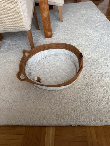 Customer's Fellnest Katzenkorb showing a round, woven basket with brown and white rope sitting on a white carpet.