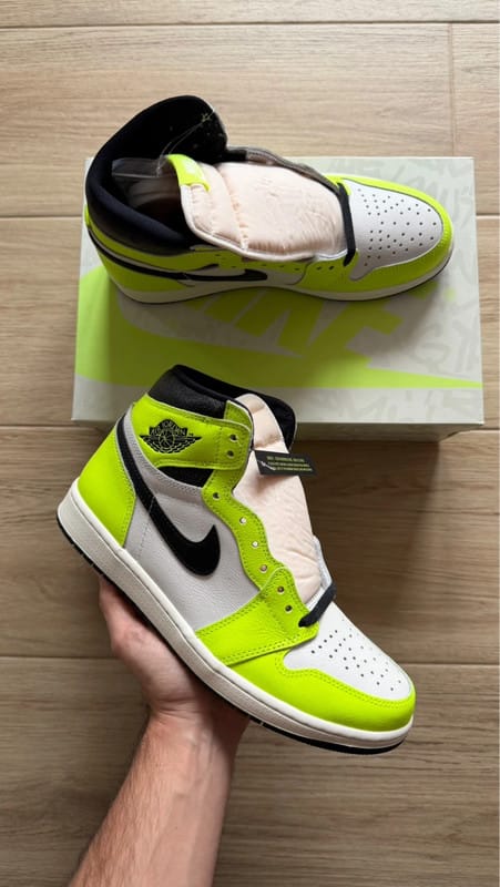 Customer photo review of Jordan 1 Retro High OG Visionaire