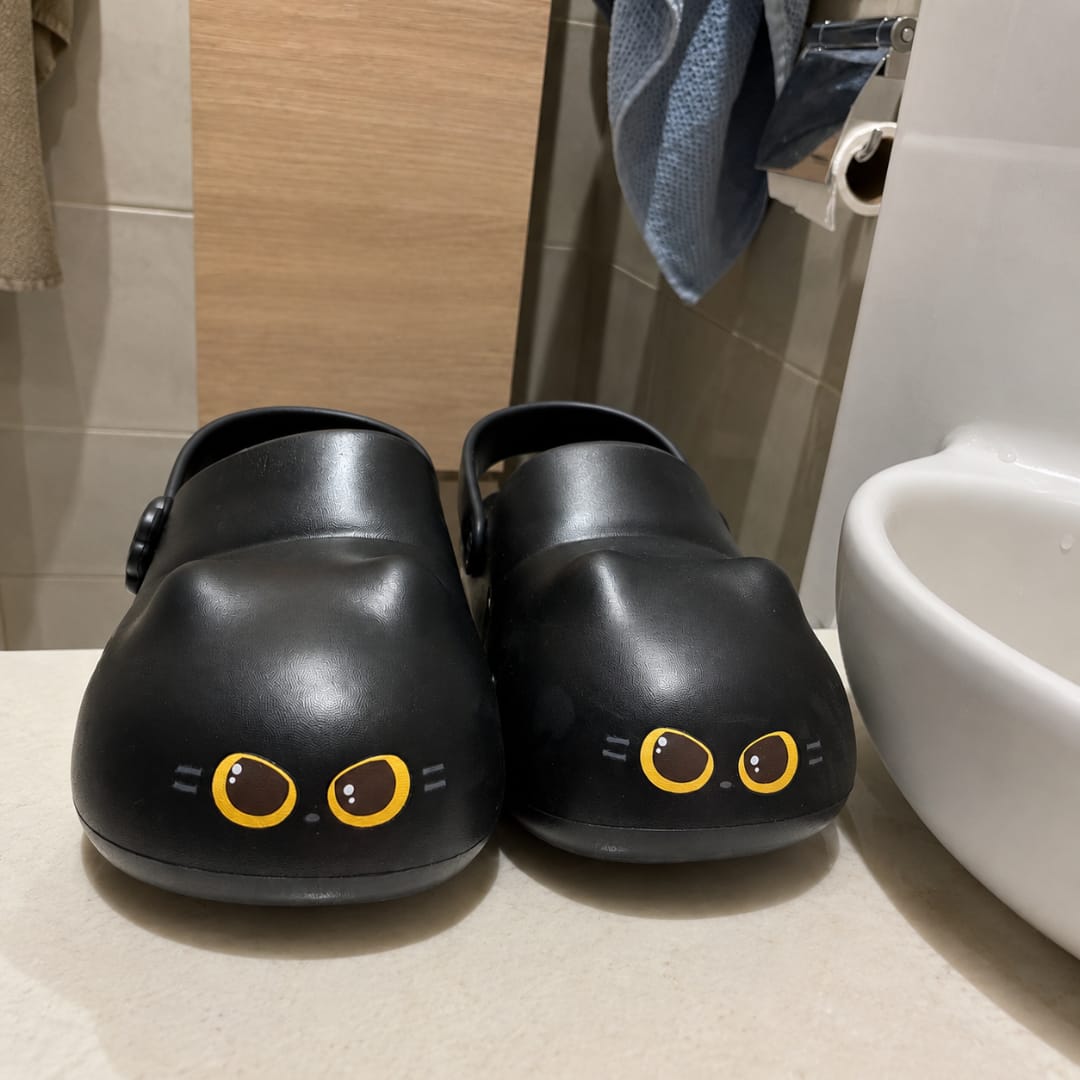 Customer photo review of Mimiu™ Ultra-Light Paw Print Clogs