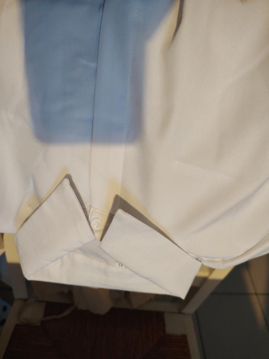Customer photo review of Blouse élégante à col chemise et détail bijou