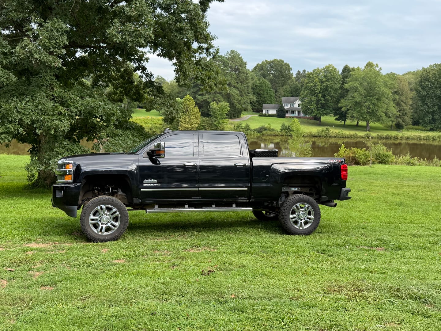 Customer photo review of Rough Country 25330 7.5 Inch Lift Kit | NTD | Chevy/GMC 2500HD/3500HD (11-19)