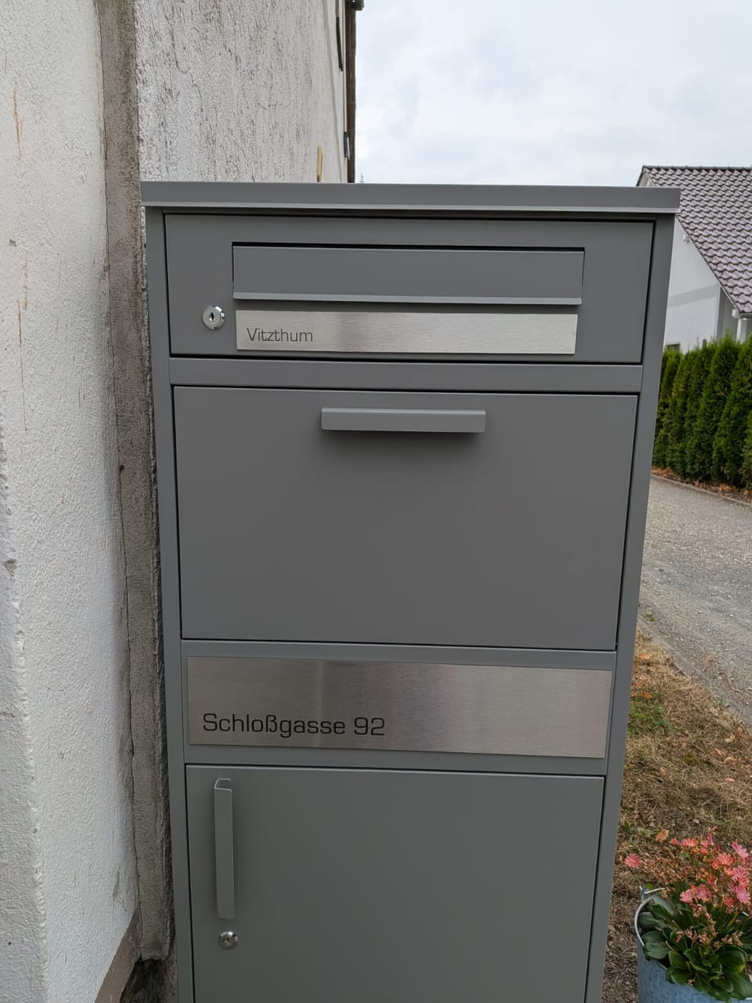 Customer photo review of Paketbox PB1 mit Briefkasten | graualuminium - RAL9007 | personalisiert mit Edelstahl-Schild