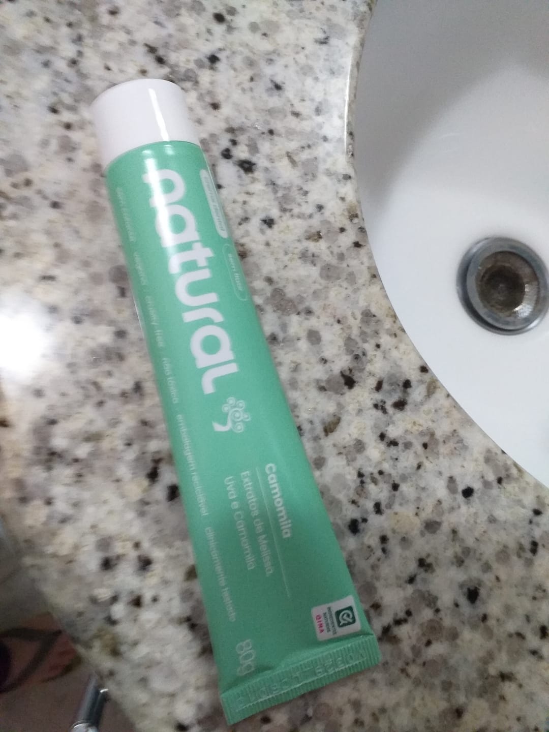 Customer photo review of Creme Dental Natural com Camomila, Melissa e Uva 80g