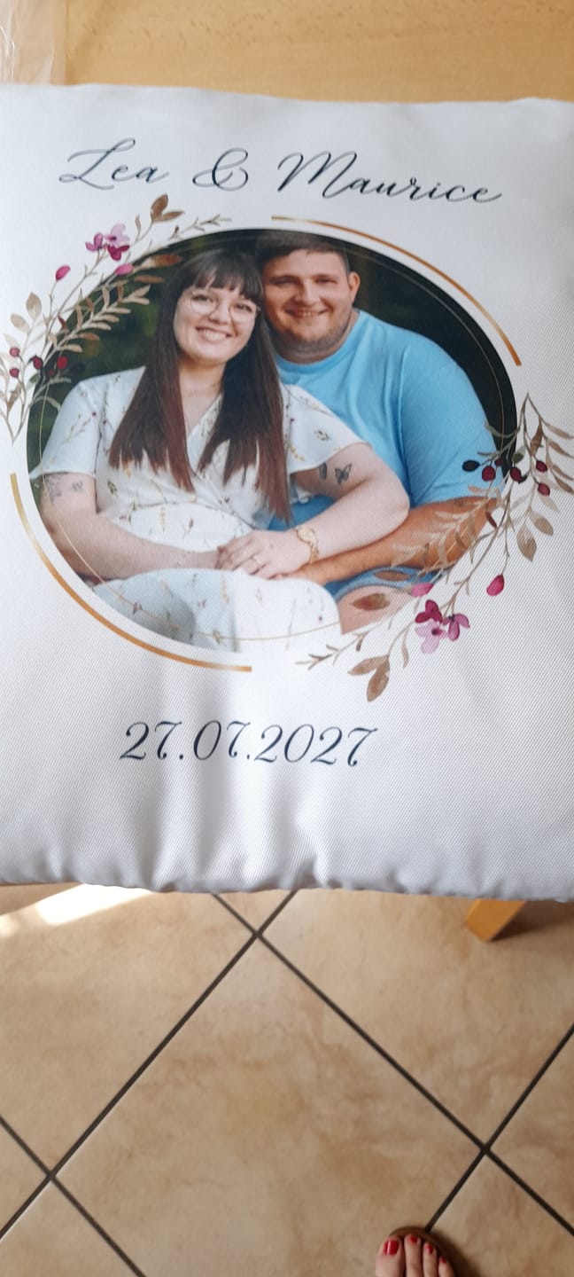 Customer photo review of Bedrucktes Kissen Floralkreis mit Foto & Namen