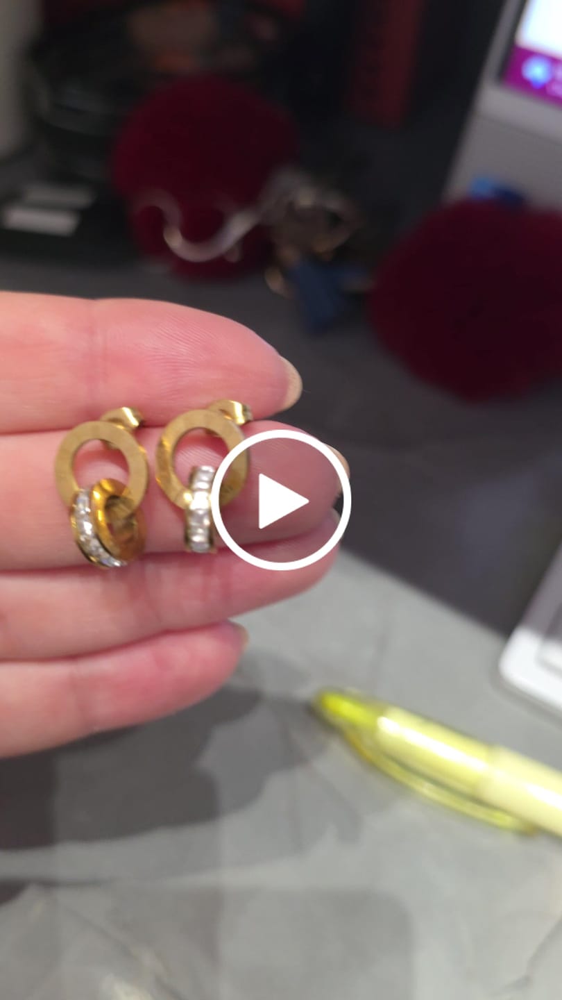 Customer video review of Brinco Imperial Pedra Zircônia Banhado em Ouro 18K
