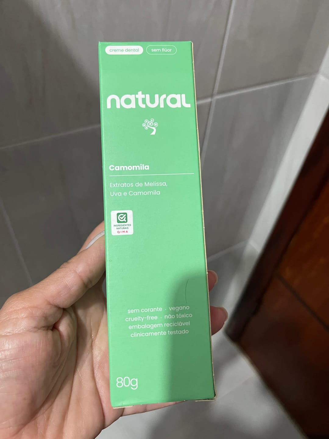 Customer photo review of Creme Dental Natural com Camomila, Melissa e Uva 80g