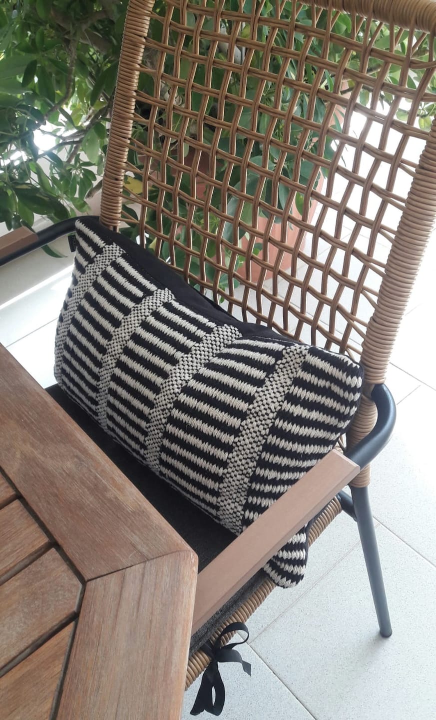 Customer photo review of Μαξιλάρι Με Γέμισμα Φτερών Bilbao Μπεζ/ Μαύρο Βαμβακερό H30xW50cm EIGHTMOOD