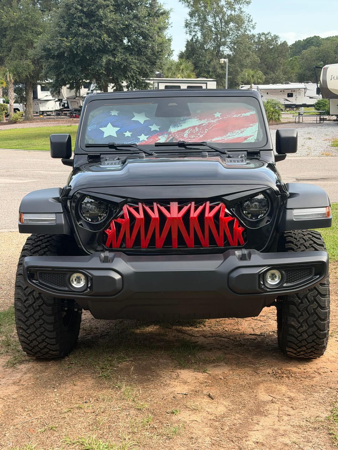 Customer photo review of Shark Grille - Red & Black For 18+ Wrangler JL & Gladiator JT W/O Trailcam
