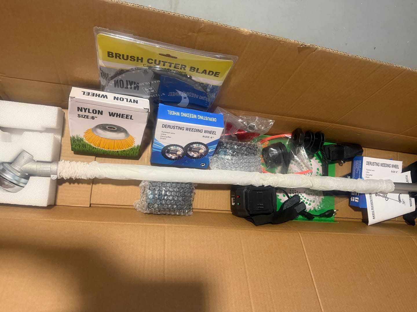 Customer photo review of Akku Freischneider mit bürstenlosem Motor 1380W – Multifunktions Rasentrimmer mit Sägeblatt, Metallmesser und Bürsten, kabellose Motorsense