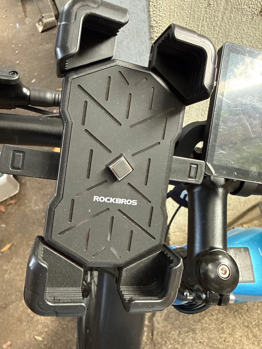 Customer photo review of ROCKBROS Bike Phone Holder Mount Clamp 360 Rotatable Motorcycle Mount