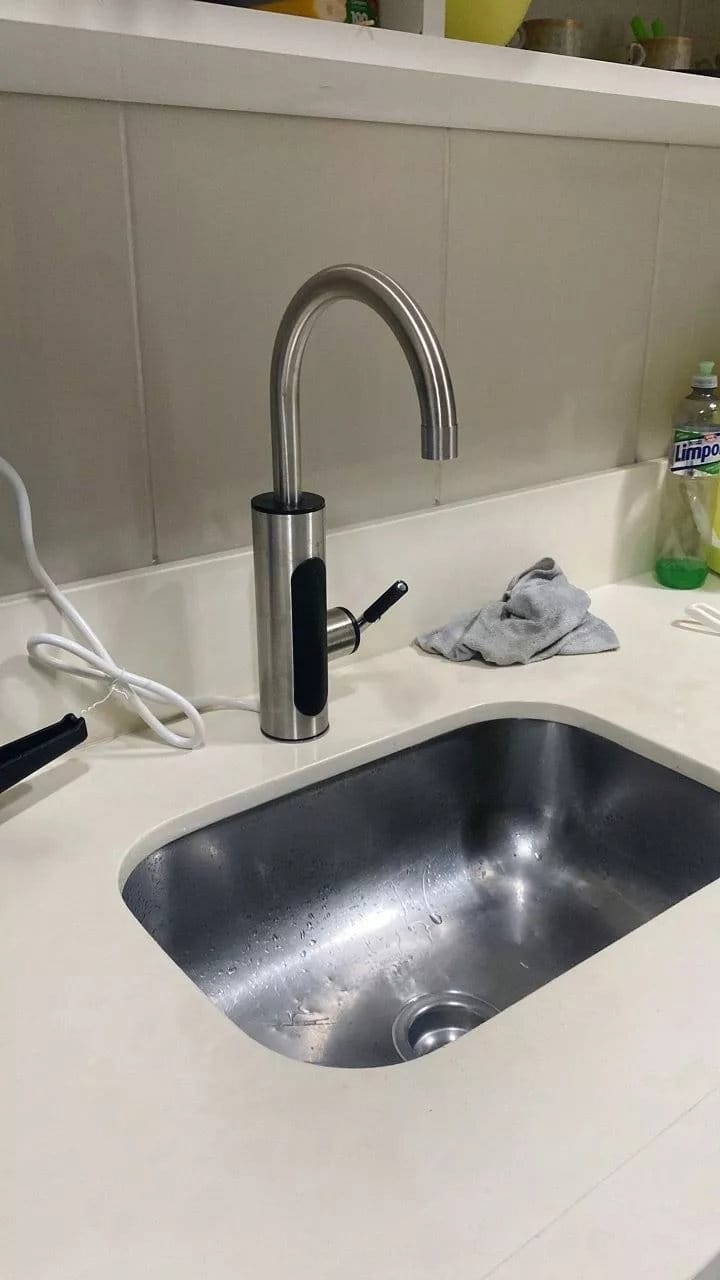 Customer photo review of Torneira Elétrica Para Cozinha Banheiro Com Visor de Temperatura Regulagem e Giratória 360°
