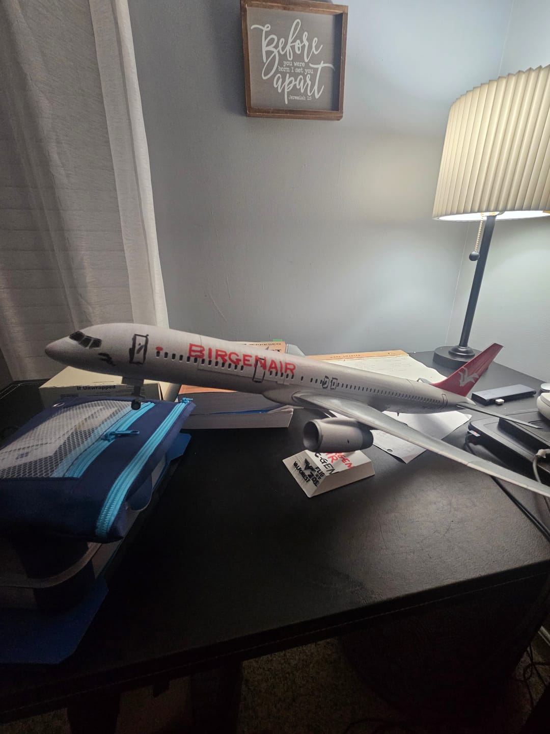 Customer photo review of 757-200 style aircraft model (1/80 scale)