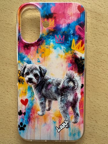 Kunden-Handyhülle im Graffiti-Stil mit bunter Grafik eines kleinen Hundes und Namensschriftzug auf Holzhintergrund.