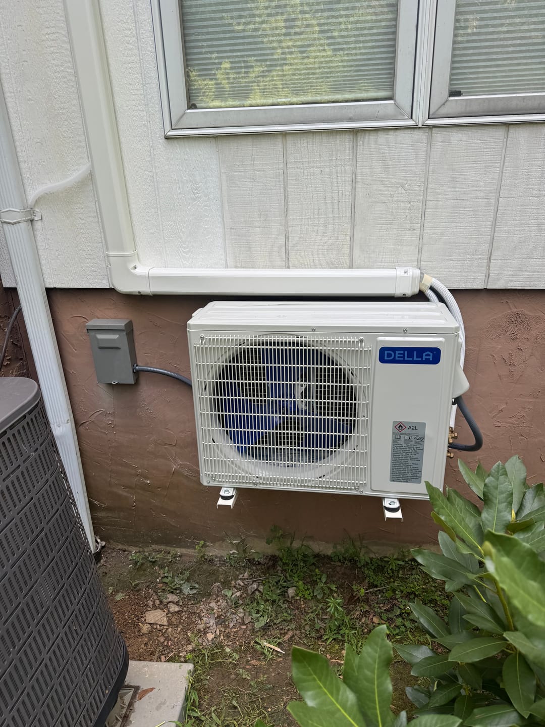 Customer photo review of DELLA  Wall Mounting Bracket for 6000-12000 BTU Single Zone Mini Split