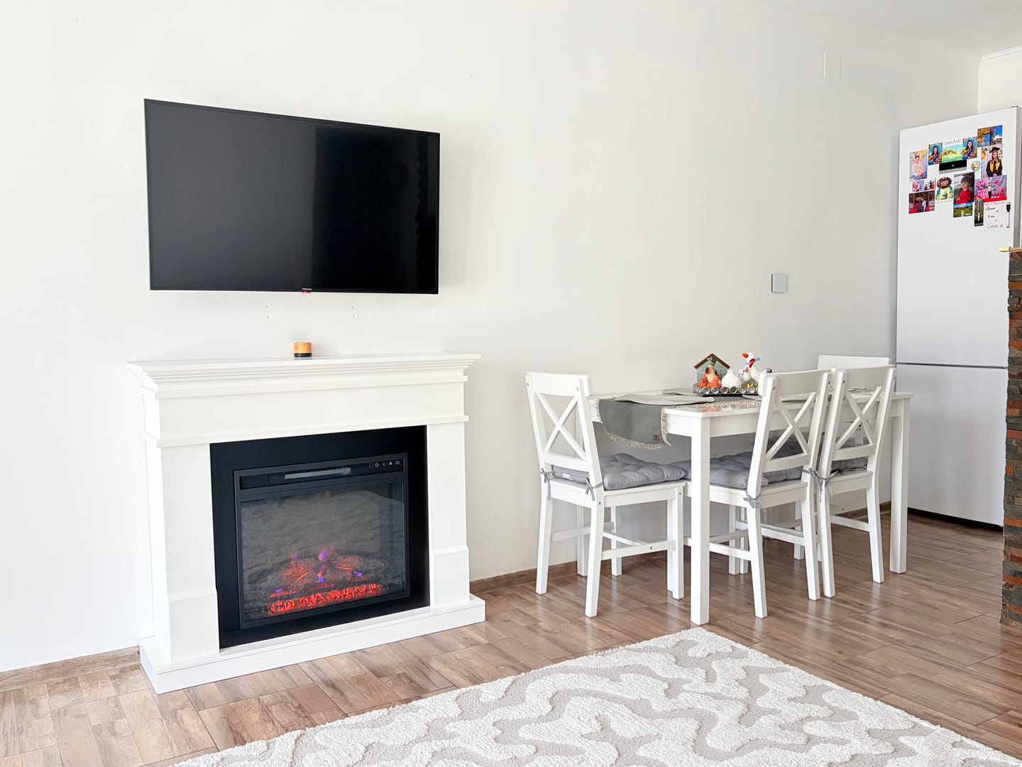 Customer photo review of Semineu electric ECOFLAME PRO - Lisabona white, flacara 3D de 23 inci cu teme de culoare, incalzire infrared si sunet