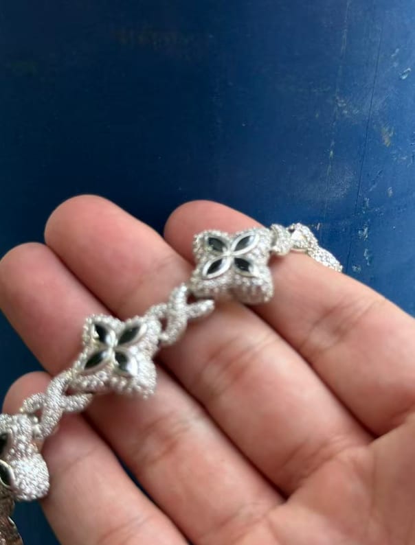 Customer photo review of 15MM 19MM S925 Silver Colored VVS Moissanite 4-Leaf Clover Infinity Link Bracelet