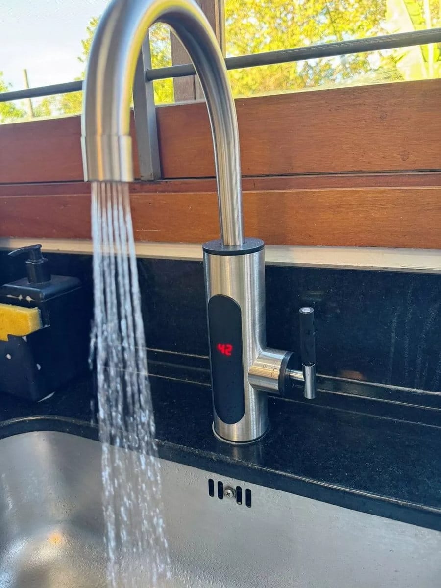 Customer photo review of Torneira Elétrica Para Cozinha Banheiro Com Visor de Temperatura Regulagem e Giratória 360°