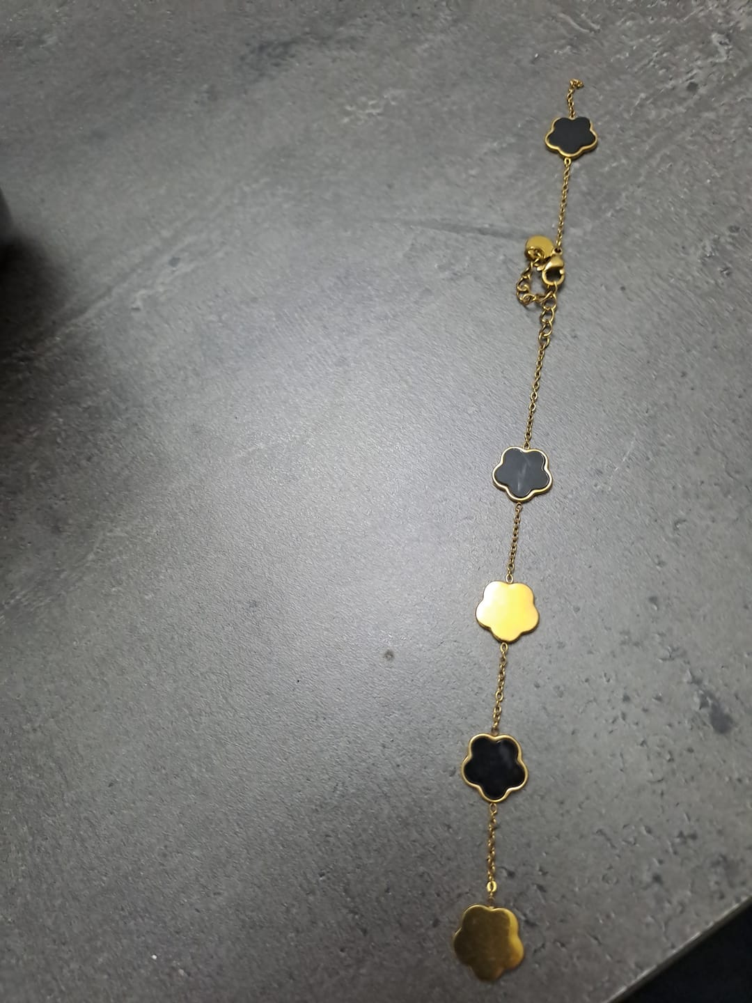 Customer photo review of Schwarz Lucky Clover 14K vergoldet