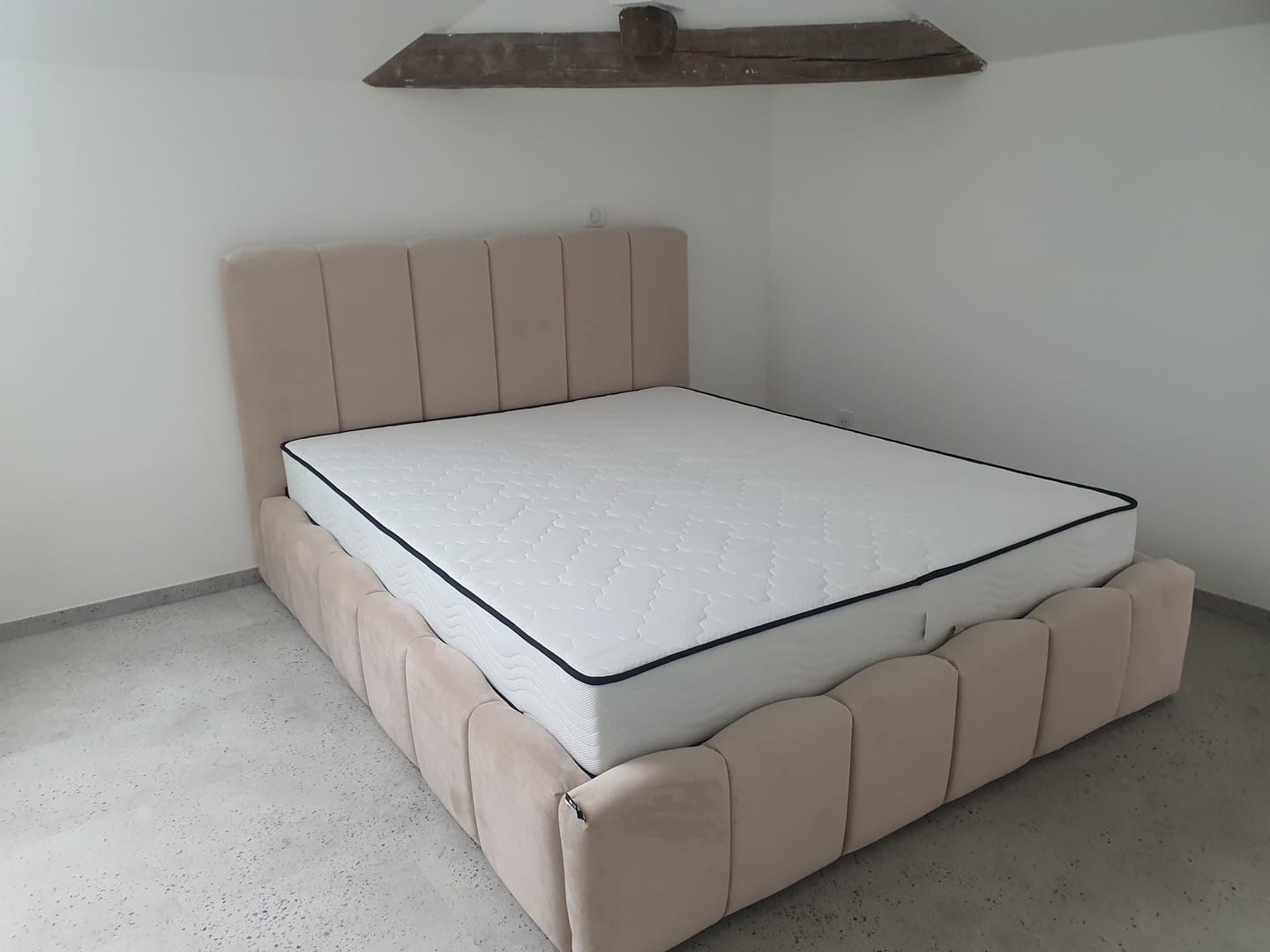 Customer photo review of Lit coffre design avec tête de lit matelassée - JADE