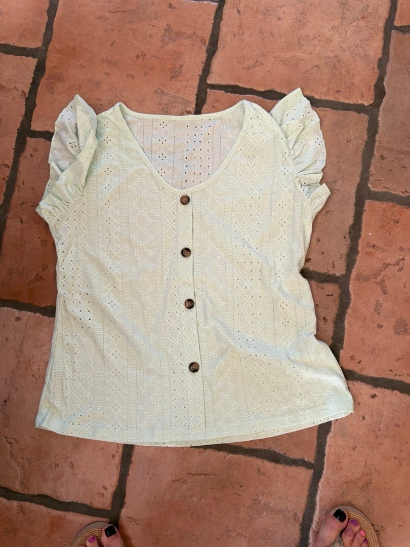 Customer photo review of Blouse ajourée boutonnée à manches en dentelle