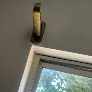 Customer photo review of Installazione Facile Supporti Autoadesivi per Bastoni Tende